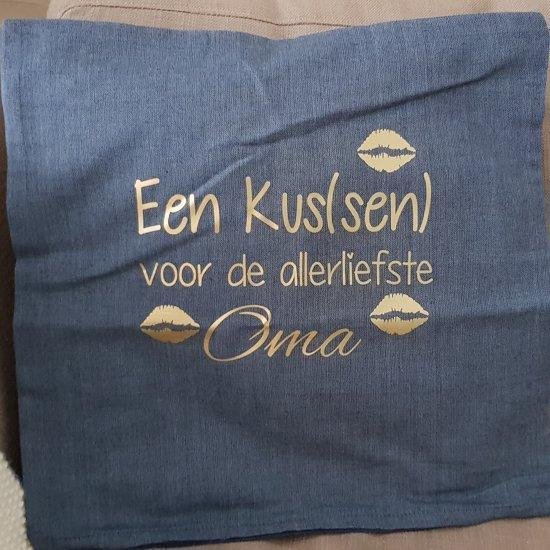 Sierkussen Kussen met tekst bedrukt cadeau een kussen voor de allerliefste oma | grijs met opdruk goud 40x40 cm met vulling | verjaardag vrouw mama feestdagen sinterklaas kerstmis hoera je wordt zwangerschapsaankondiging voor de liefste aanstaande