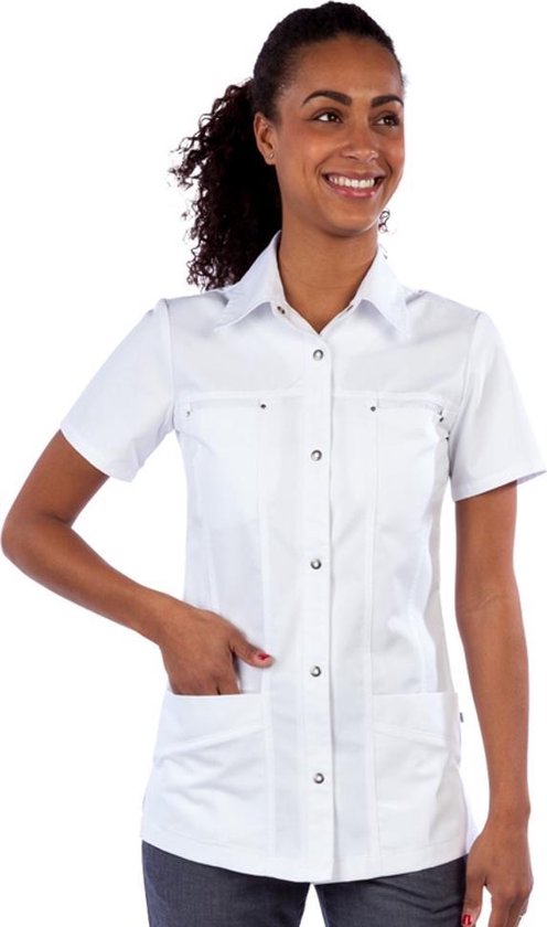 Witte blouse met korte mouwen, twee borstzakken en twee steekzakken. Model met open kraag.