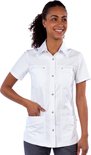 Witte blouse met korte mouwen, twee borstzakken en twee steekzakken. Model met open kraag.