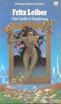 Boekcover van Fritz Leibers 'Our Lady of Darkness' met een geel/bruine figuur met armen, een lijst en achtergrondstad.