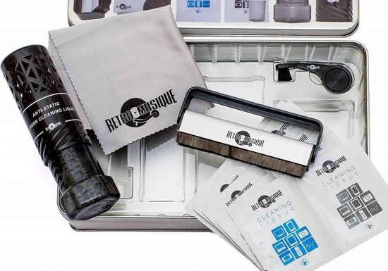 Gedetailleerde vinylplaten reinigingsset met anti-statische vloeistof, borstel, doekje en tissues in een metalen blik.