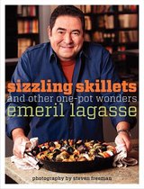 Emeril Lagasse houdt een pan met paella vast, met de titel 'Sizzling Skillets and Other One-Pot Wonders'.