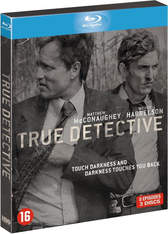 Blu-ray hoes met Woody Harrelson en Matthew McConaughey, "True Detective" logo en "16" en "8 episodes 3 discs".