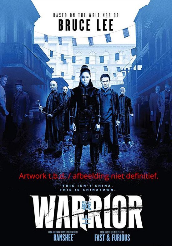 Poster van Warrior met een groep mensen in een straat in Chinatown, in blauwtinten.
