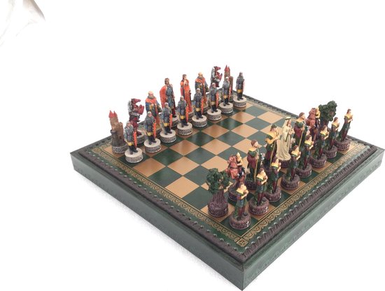 Thumbnail van een extra afbeelding van het spel Luxe schaakset - Handbeschilderde Robin Hood schaakstukken + groen / goud schaakbord met opbergbox (+ backgammon) - 35 x 35 cm