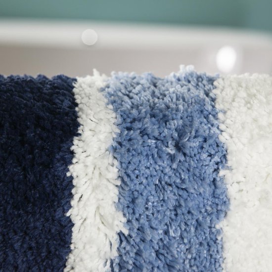 Gros plan de la texture douce du tapis de bain avec des rayures bleu marine, blanches et bleu clair.