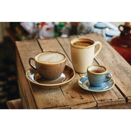 Drie koffiekoppen op een houten tafel: een bruine cappuccino, een beige mok met koffie en een blauw espressokopje.