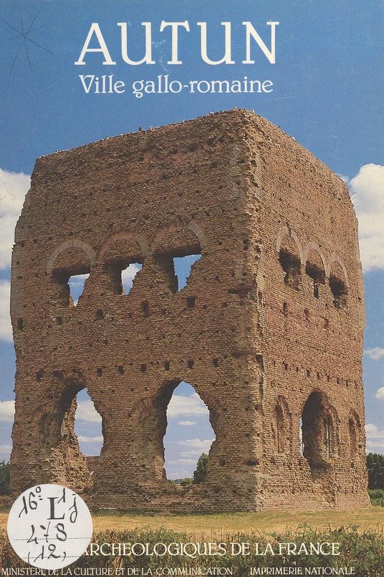 Autun : Ville gallo-romaine. Ruine en pierre avec des arches sur fond de ciel bleu avec des nuages.