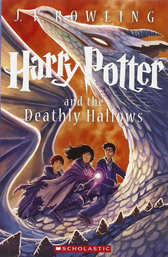 Harry Potter en de Relieken van de Dood. Drie figuren, waaronder Harry, rennen over de schubben van een enorme, grijze draak.