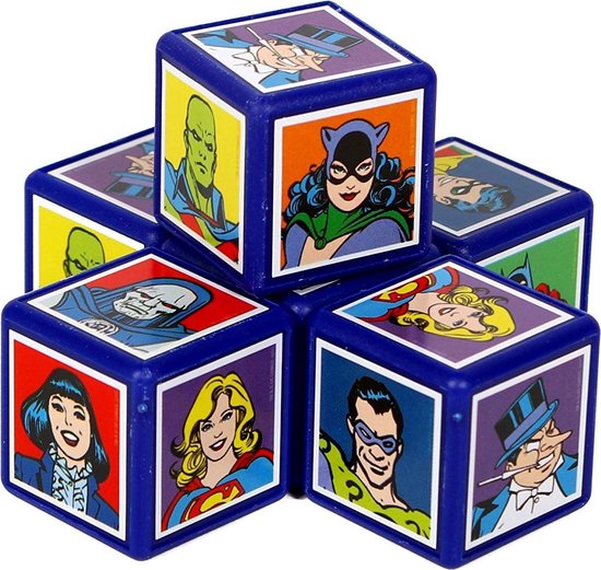 Stapel van vijf blauwe dobbelstenen met DC Comics-personages, zoals Catwoman en Superman.