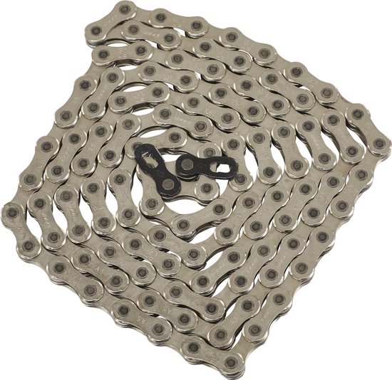 Een zilverkleurige, metalen fietsketting met een zwarte PowerLock-sluiting, opgerold.