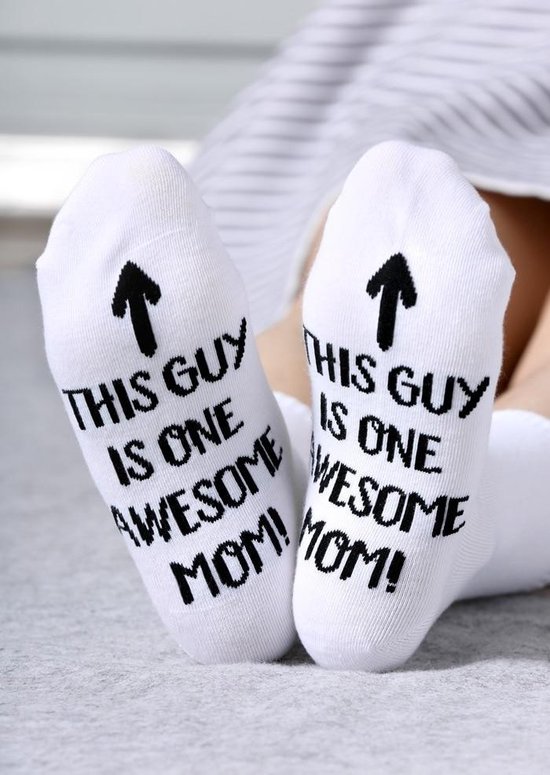 Grappige sokken voor vader met tekst  'This guy is an awesome mom'