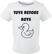 Wit Baby shirtje "Toys before boys" Eend maat 12 mnd