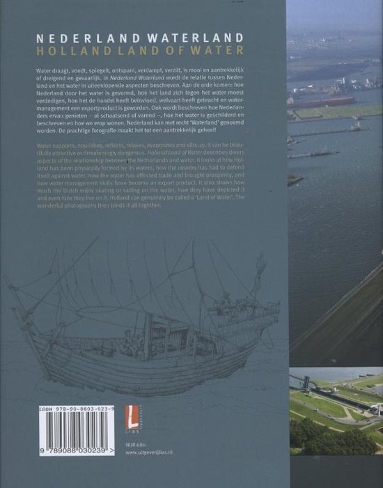 Achterkant van een boek met de titel 'Nederland Waterland Holland Land of Water'. Bevat tekst en een afbeelding van een zeilschip.