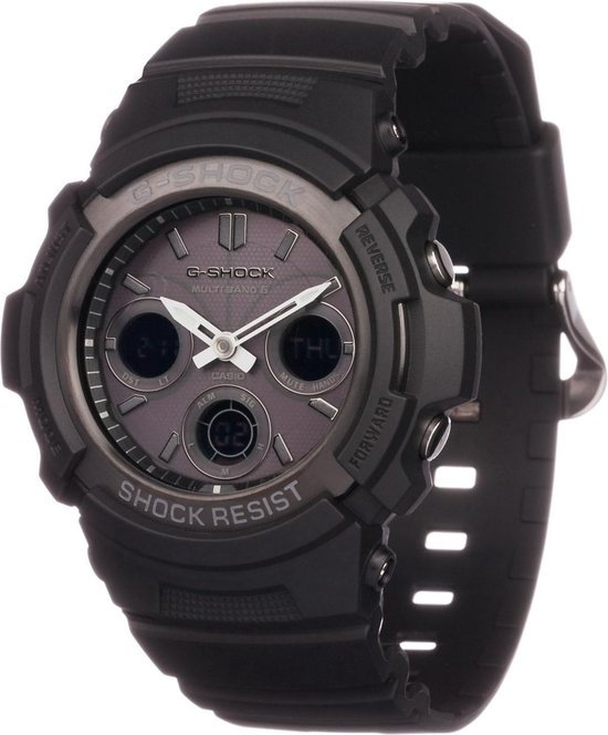 Zwart G-Shock horloge met donkergrijs multifunctioneel display en 'SHOCK RESIST' op de band.