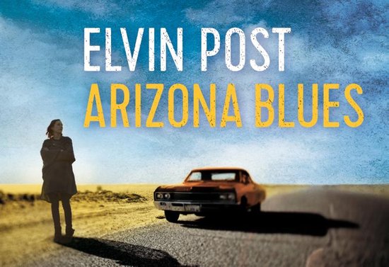 Boekomslag 'Arizona Blues' met een vrouw die aan de kant van de weg staat bij een oranje auto onder een blauwe lucht.
