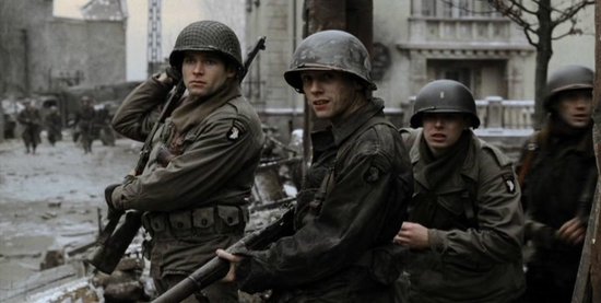 Militairen in gevechtskleding en helmen, sommigen met geweren, kijken waakzaam om zich heen.