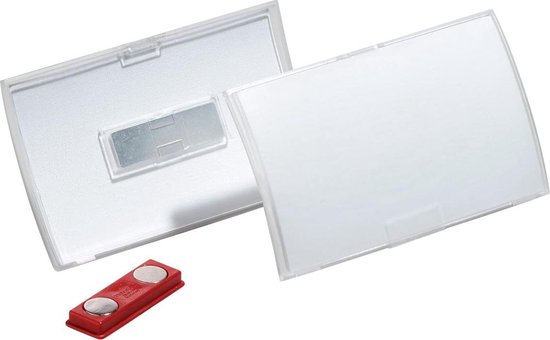 Een doorzichtig plastic naamkaartje en een rode magnetische sluiting op een witte achtergrond.