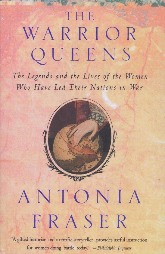 Livre 'The Warrior Queens' avec une main pointant un globe sur la couverture, et le texte 'The Legends and the Lives of the Women Who Have Led Their Nations in War' par Antonia Fraser.