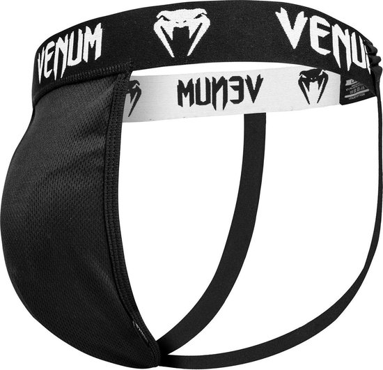 Zwarte kruisbeschermer van Venum met witte band en logo's.