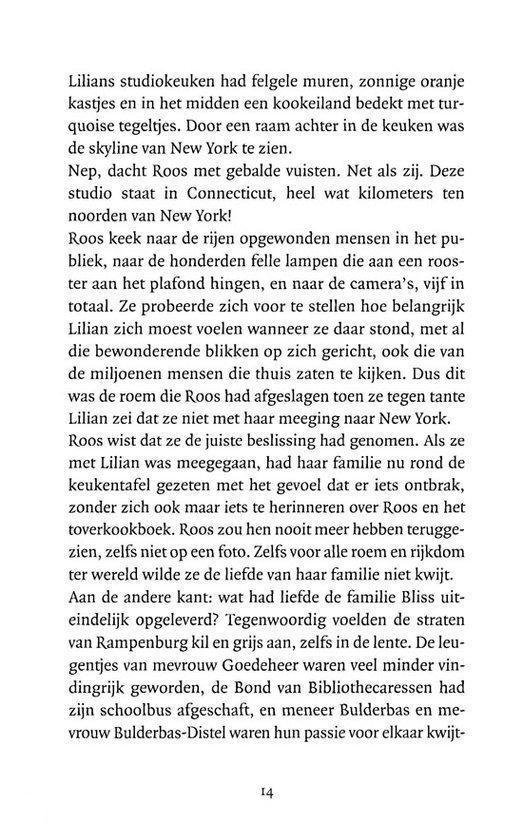 Roos zit op de grond, met haar rug naar de camera, met haar hoofd in haar handen.