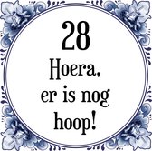 Verjaardag Tegeltje met Spreuk (28 jaar: Hoera! Er is nog hoop! 28! + cadeau verpakking & plakhanger