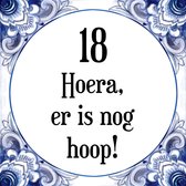 Verjaardag Tegeltje met Spreuk (18 jaar: Hoera! Er is nog hoop! 18! + cadeau verpakking & plakhanger