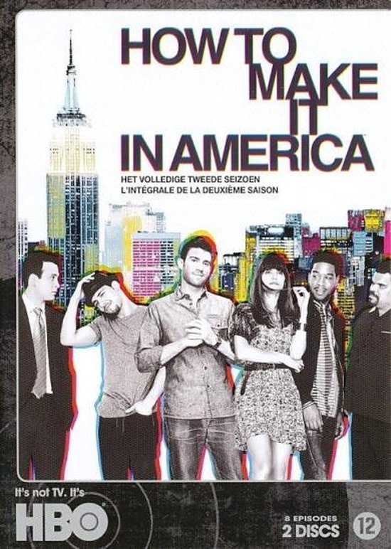 DVD-hoes van 'How To Make It In America' seizoen 2. Groep van vijf jonge volwassenen staat voor een skyline.