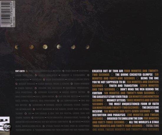 De achterkant van een muziekalbumhoes met een tracklist in witte en gele tekst op een zwarte achtergrond.