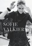 Zwart-wit portret van Sofie Valkiers met gedessineerde jurk en tas.