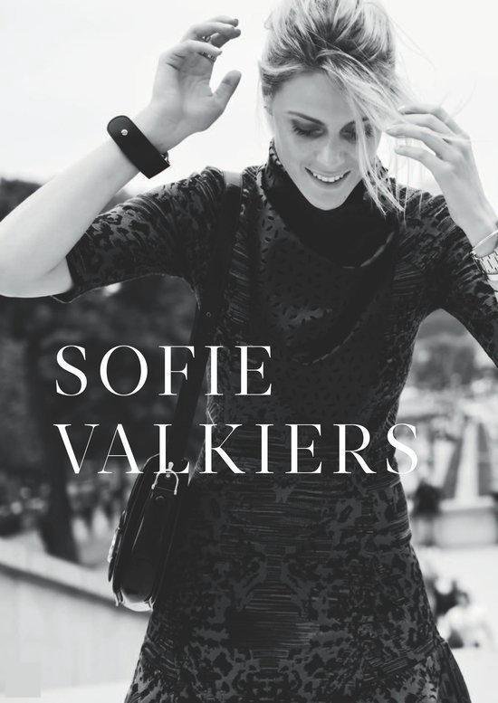 Zwart-wit portret van Sofie Valkiers met gedessineerde jurk en tas.