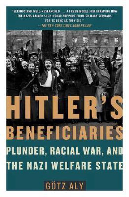 Boekomslag van 'Hitler's Beneficiaries' met tekst en een menigte mensen.
