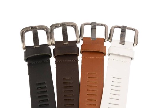 Vier riemen in zwart, bruin, camel en wit met metalen gespen en perforaties.