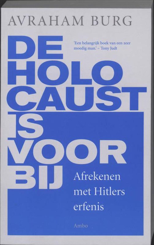 Boek kaft met de titel 'DE HOLOCAUST IS VOORBIJ'. Blauwe tekst op witte achtergrond. Met citaat Tony Judt.