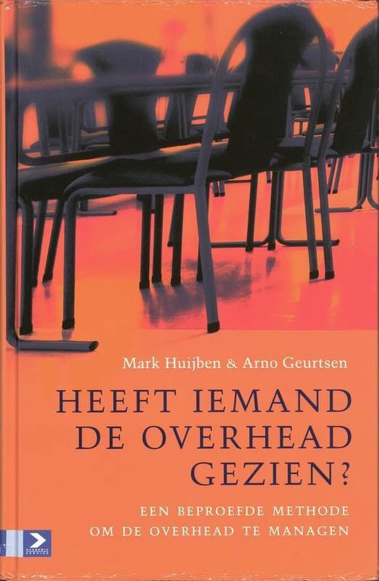Boekomslag met stoelen op de voorgrond en de titel 'Heeft iemand de overhead gezien?'