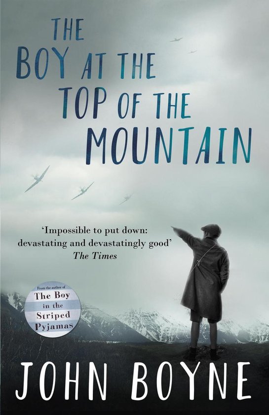 Boekomslag van 'The Boy at the Top of the Mountain' met een jongen op een berg en vliegtuigen.