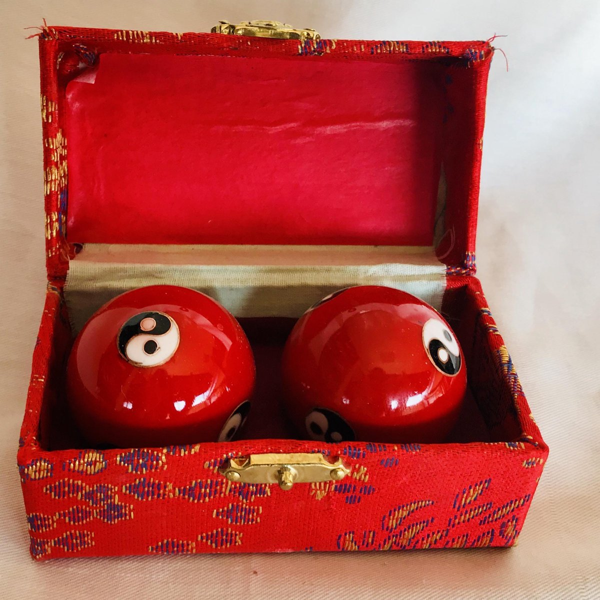 Goedkoopste Meridiaankogels met rode Yin Yang motief 4cm van cloisonne (een techniek van emailleren