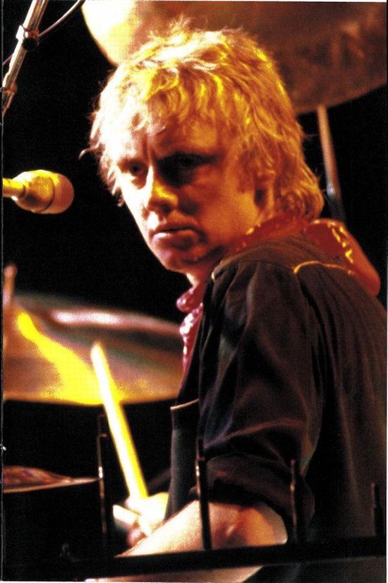 Drummer Roger Taylor van Queen speelt op een drumstel.