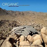 Boek 'ORGANIC ARCHITECTURE - THE OTHER MODERNISM' met een architectonisch gebouw in een rotsachtige woestijnlandschap.