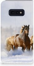 Geschikt voor Samsung Galaxy S10e Uniek Standcase Hoesje Paarden