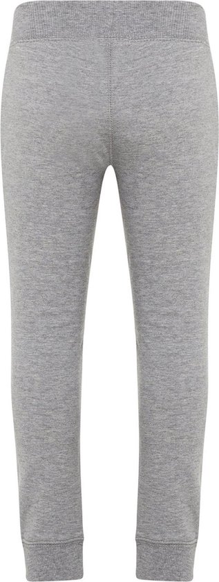 Grijze joggingbroek, van achteren gezien.