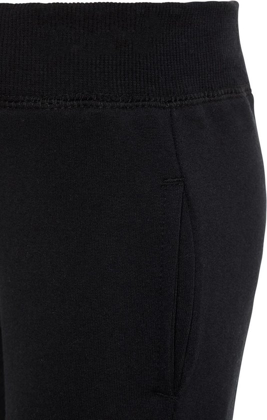 Zijkant van een zwarte joggingbroek met steekzak en elastische tailleband.