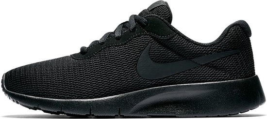 Nike Tanjun Bg Jongens Sneakers - Black/Black - Maat 5.5Y | bol.com