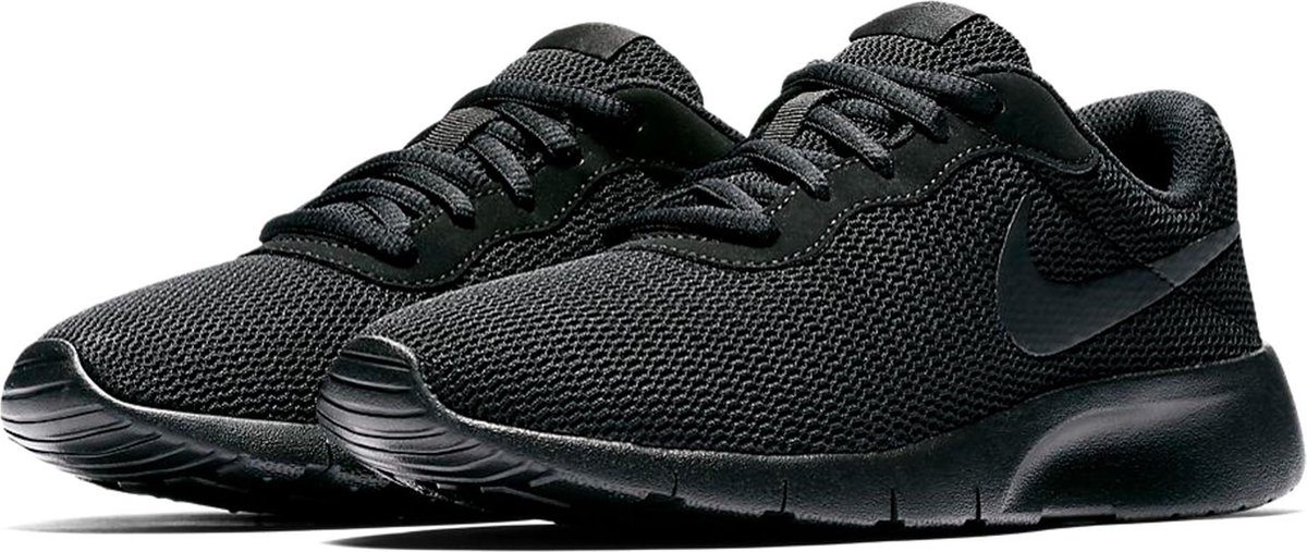 Nike Tanjun Bg Jongens Sneakers - Black/Black - Maat 5.5Y | bol.com