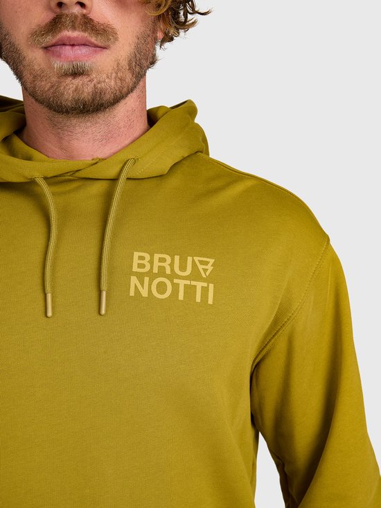 Detailopname van een olijfgroene Brunotti hoodie met het merklogo in een lichtere tint op de borst.