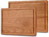 Twee kersen houten snijplanken met sapgeul, staand in verschillende formaten met een natuurlijke houtnerf.