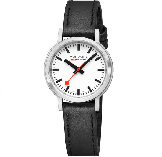 Mondaine horloge met witte wijzerplaat, zwarte band en rode secondewijzer.