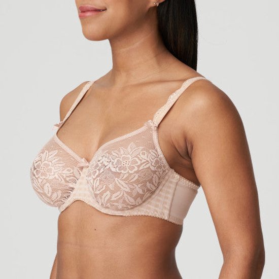 Zijaanzicht van een beige PrimaDonna beugelbh met kanten bloemendetails op de cups op een model.
