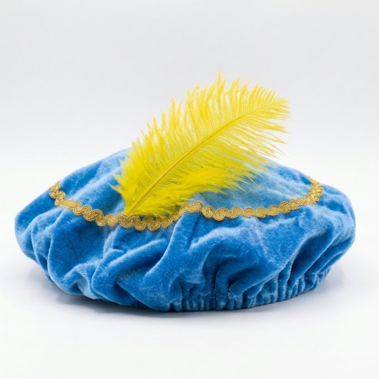 Blauwe fluwelen pietenmuts met goudkleurige rand en opvallende gele veer.