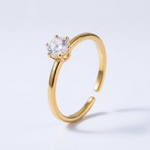 Verstelbare goudkleurige ring van roestvrij staal met een sprankelende zirkonia steen in een klauwzetting.